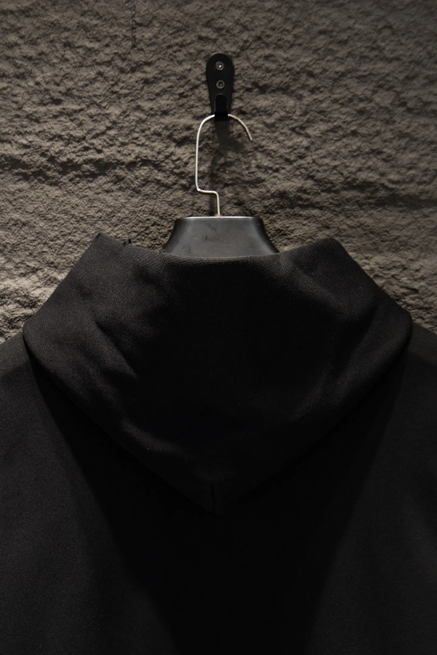 Style number: 5321#p154 🆕 BALENCIAGA 26SS Balenciaga printed distressed hooded sweatshirt. The os version is really charming. Balenciaga is also really unique. Each new season has the best version. It is very practical and can be worn casually. Nice✔️ - ⚠️100% cotton. Made of 460g pure cotton reactive black fabric. Made of imported knitting needle carded cotton, the thickness is moderate, drapey and contoured, making the upper body comfortable! ! It is very tolerant to fat body types and can instantly lose five pounds after wearing it! The back panel and front panel are made of direct-injection digital printing environmentally friendly glue material, using a mechanized printing process. Mechanical printing has high precision, the positioning accuracy can reach ±0.02mm, and the quality stability is strong. The body is treated with distressed elements, which greatly increases the interest of the clothing; it has a unique visual effect. The fabric is made of custom-woven and dyed reactive black. The dye is skin-friendly, soft and comfortable. It is different from the environmentally friendly black on the market. It is high-cost and does not increase the price. In the past two years, the oversize version has become the focus of the trend and has been a popular staple in the past two years. The change of designers has made this brand an instant hit. The progressive fashion of the times also needs the blood impact of fresh elements and trendy designs in order to continue its glory! It’s stylish both inside and outside, a must-have for high street travel! An absolute "eye-catching style" that can match couples 💏 Color: Reactive Black Size: XS S M L